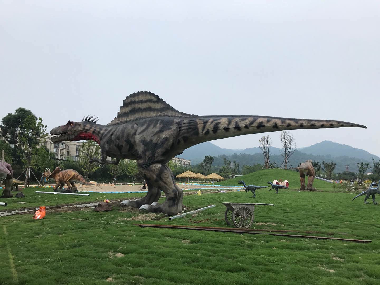 彭州科普展，仿真恐龍和仿真昆蟲安裝完成