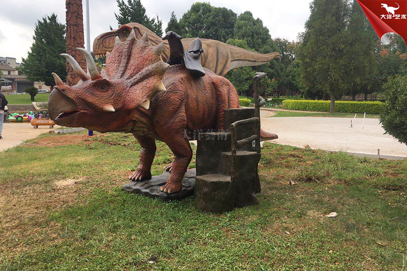 廣場公園乘騎仿真恐龍，仿真三角龍